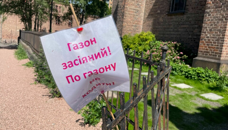 Utenfor Fattighuset henger et skilt med ukrainsk tekst: «Plenen er sådd, ikke gå på den» er oversettelsen.
