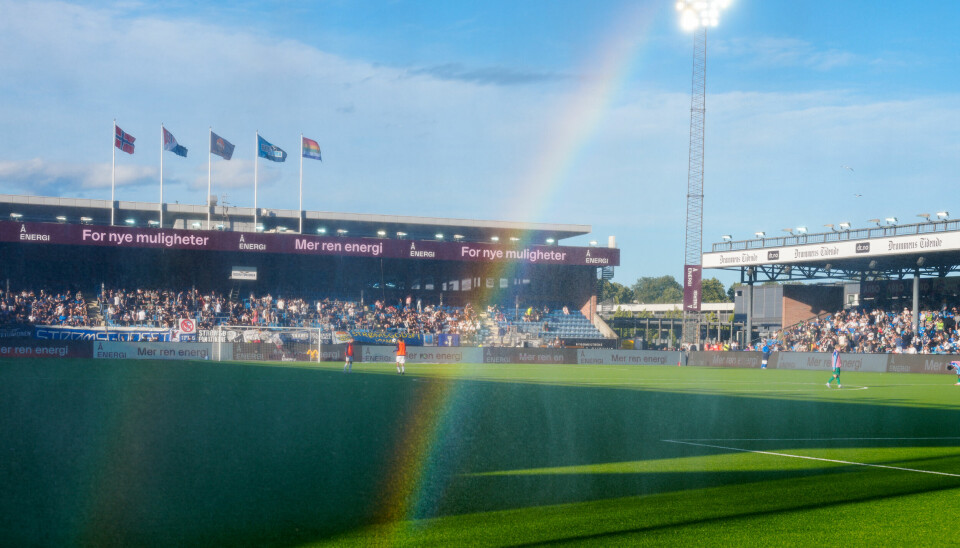 En regnbue viser seg fra vannsprederne i pausen under eliteseriekampen i fotball mellom Strømsgodset og Vålerenga på Marienlyst stadion.