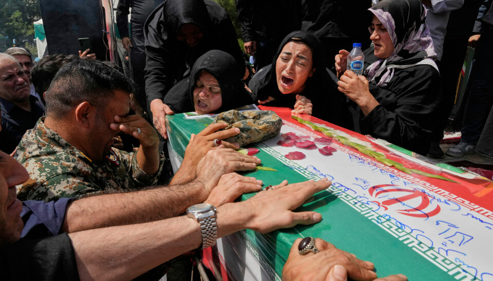 Slektninger sørger over kisten til en kriger som ble drept i israelske angrep mot Iran.