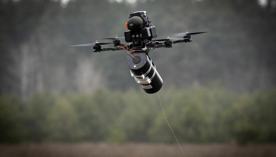 En ukrainsk såkalt FPV-drone, styrt gjennom en syltynn fiberoptisk tråd. En ukrainsk såkalt FPV-drone, styrt gjennom en syltynn fiberoptisk tråd.