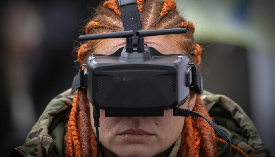 En ukrainsk dronekommandør styrer en fiberoptisk FPV-drone i Ukraina tidligere i år. En ukrainsk dronekommandør styrer en fiberoptisk FPV-drone i Ukraina tidligere i år.