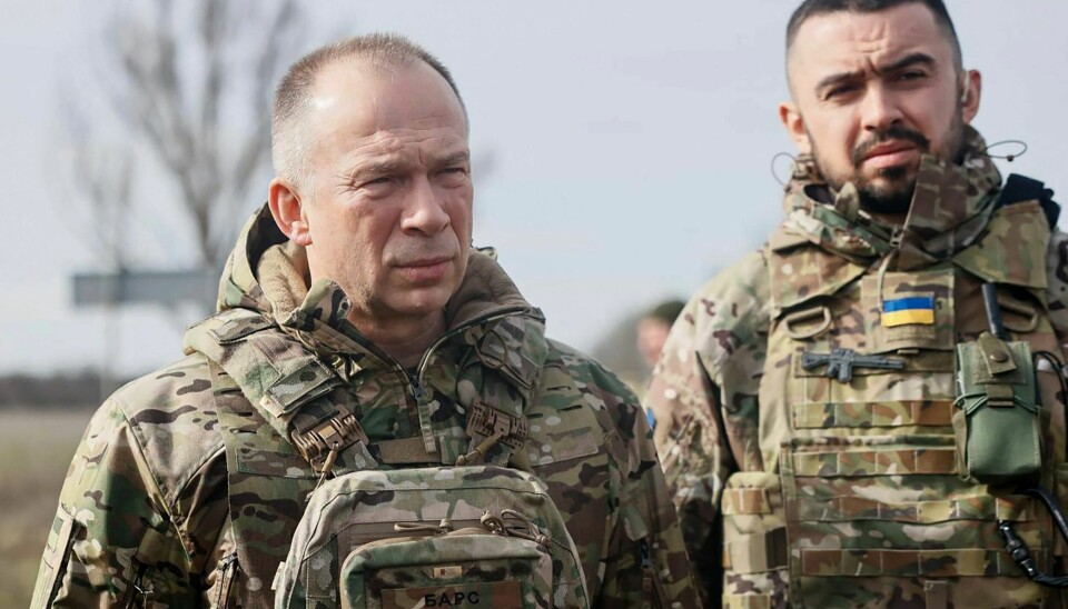 General Oleksandr Syrskyj (t.v.) innrømmer at Russland har ligget fremst i kappløpet om fiberoptiske droner. General Oleksandr Syrskyj (T.V.) innrømmer at Russland har ligget fremst i våpenkappløpet om fiberoptiske droner.