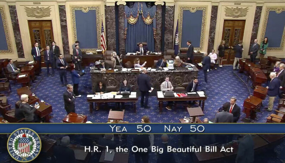 Visepresident JD Vance (i midten bak) avgjorde med sin stemme da Senatet i USA stemte over Donald Trumps økonomiske lovforslag som han har kalt One Big Beautiful Bill Act. 50 senatorer stemte for og 50 stemte mot.