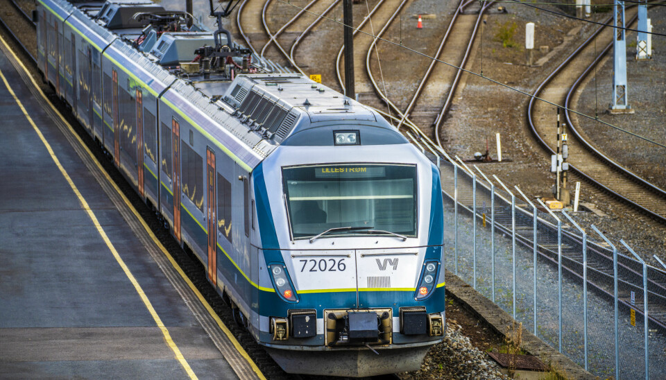 Et type 72-tog fotografert på Alna stasjon i 2022. Alle togene av denne typen er tatt ut av bruk til Vy har funnet ut hva som forårsaket feil med dørene – og har utbedret feilen.