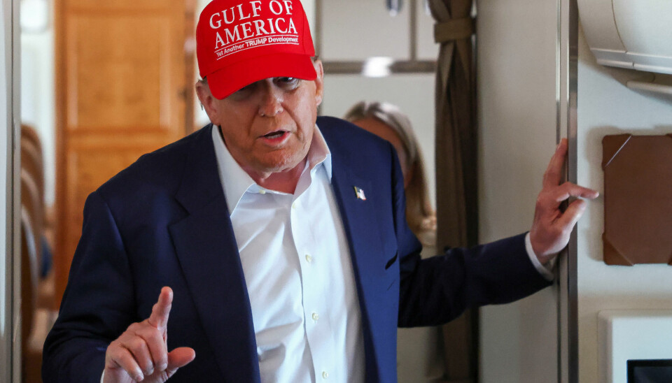 USAs president Donald Trump om bord på presidentflyet Air Force One tirsdag.