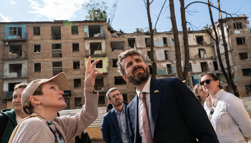 Jan Christian Vestre (Ap) ser på skader i Kyiv hvor en boligblokk kollapset etter å ha blitt truffet av en russisk missil 23. juni i år. Regjeringen underskrev 1. juli en avtale om helsesamarbeid med Ukraina.