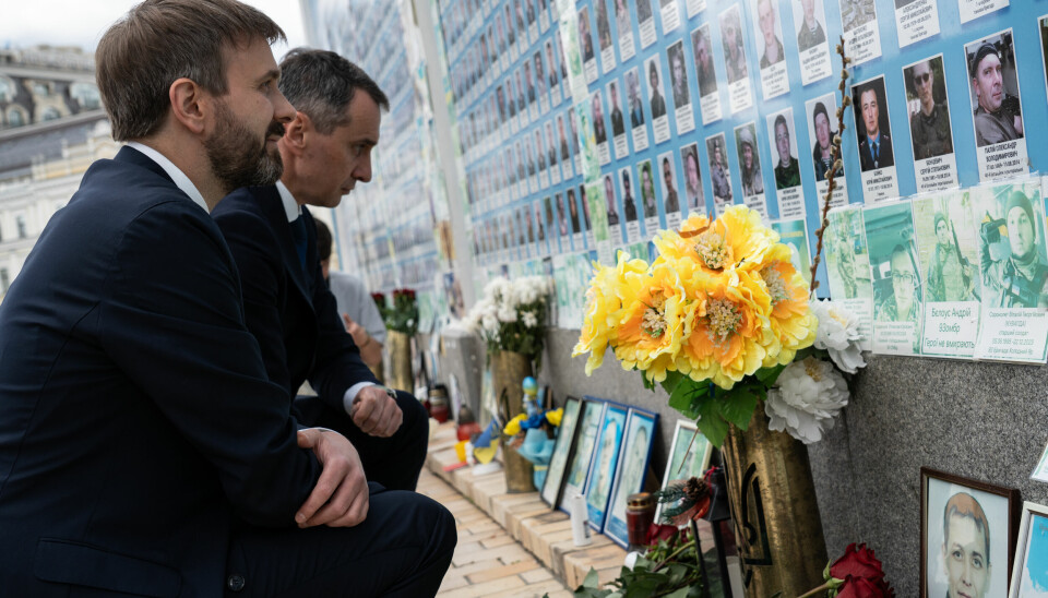 Helse- og omsorgsminister Jan Christian Vestre (Ap) foran minnesmerket ved Mikhailovskaya i Kyiv med den ukrainske helseministeren Viktor Liashko. Den norske regjeringen og Ukraina har inngått avtale om et gjensidig helsearbeid.