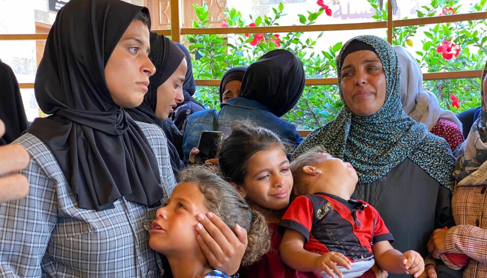 Dette er ikke krig – det er en humanitær katastrofe, skriver Dag Jacobsen. Bildet viser palestinske kvinner og barn som fortviler over de drepte i et israelsk angrep i starten av juli.