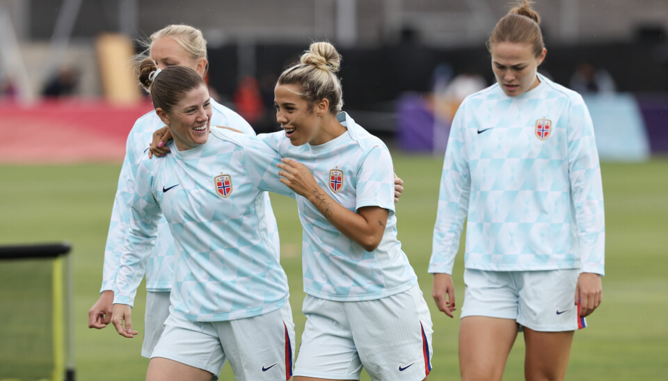 Marthine Østenstad (til h.) vil gjerne komme på banen i EM, men hun tenker mest på laget når det skal velges mellom rotasjon og øving i den resultatmessig betydningsløse kampen mot Island. Maren Mjelde og Celin Bizet Ildhusøy har også vært mer på benken enn banen så langt.
