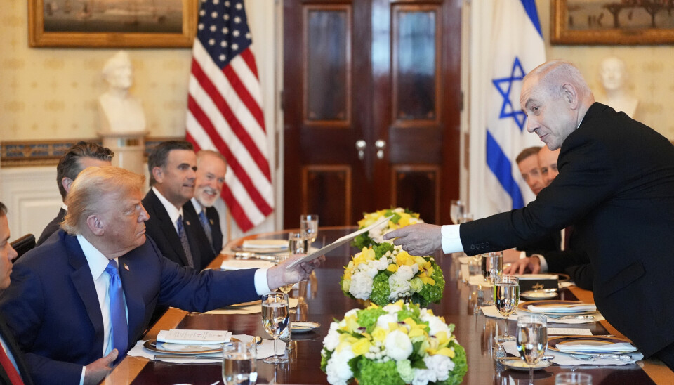 Israels statsminister Benjamin Netanyahu overleverer brevet han har sendt til Nobel-komiteen der han har nominert Donald Trump til fredsprisen.