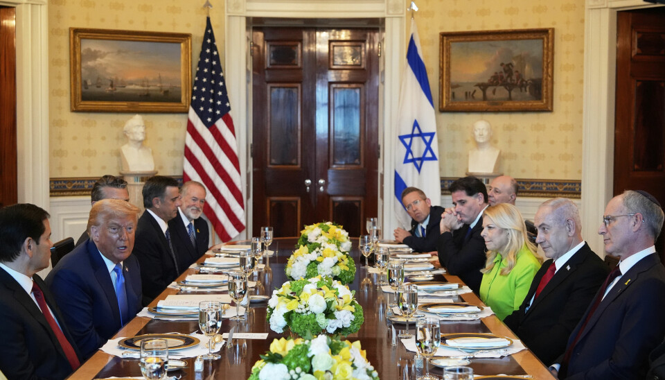President Donald Trump (nummer to fra venstre) hadde mandag middag og samtaler med Israels statsminister Benjamin Netanyahu (nummer to fra høyre). Etter samtalene ble det kjent at Netanyahu nominerer Trump til Nobels fredspris.
