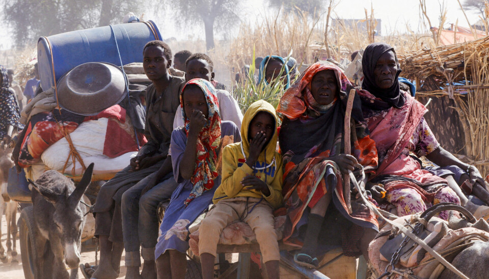 Mennesker på flykt i Nord-Darfur, Sudan etter et angrep på Zamzam flyktningleir i april.