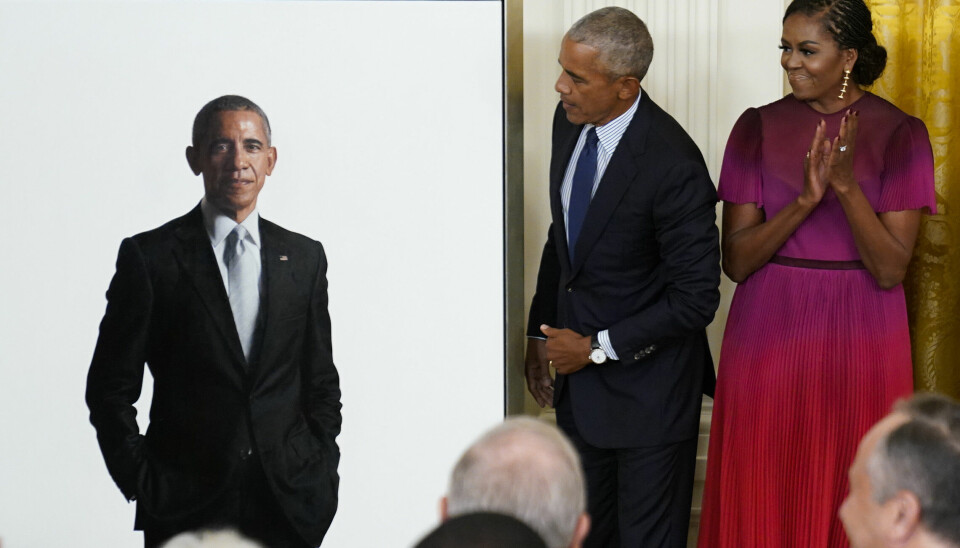 I april erstattet Det hvite hus det offisielle portrettet av Barack Obama, som bare hadde vært oppe siden 2022, med et popkunstmaleri av Trump, som viser øyeblikket etter han ble skutt ved en rally. Det er ikke vanlig for presidenter å henge opp bilder av seg selv, spesielt ikke før embetsperioden er over.
