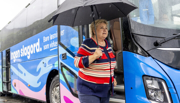 Mange av fylkeskommunens oppgaver – som for eksempel kollektivtrafikk – er det ikke mulig for kommunene å overta, mener Øyvind Solum i MDG. Her er Høyre-leder Erna Solberg på bussturné til blant annet Stryn i starten av juni.