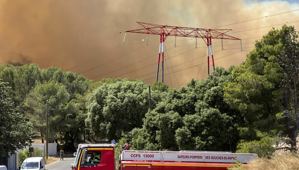 En av skogbrannene nord for Marseille har nådd utkanten av byen.