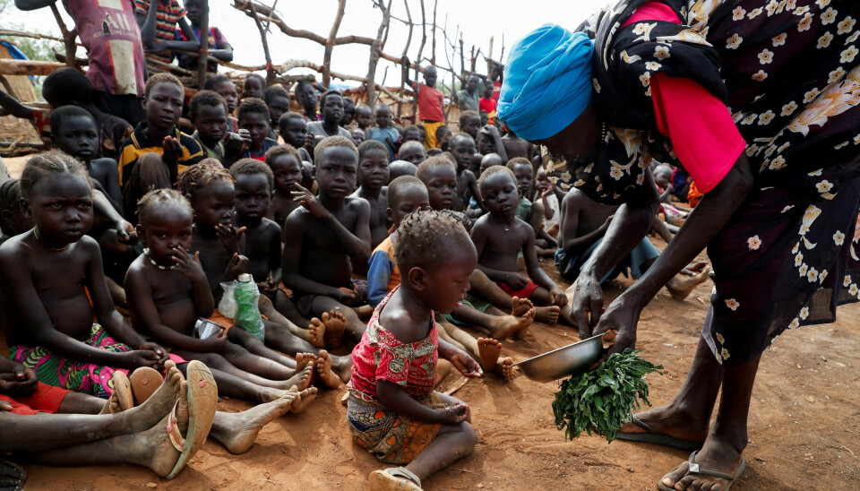Bildet viser matutdeling til barn i en leir for internt fordrevne i Sudan i juni 2024.
