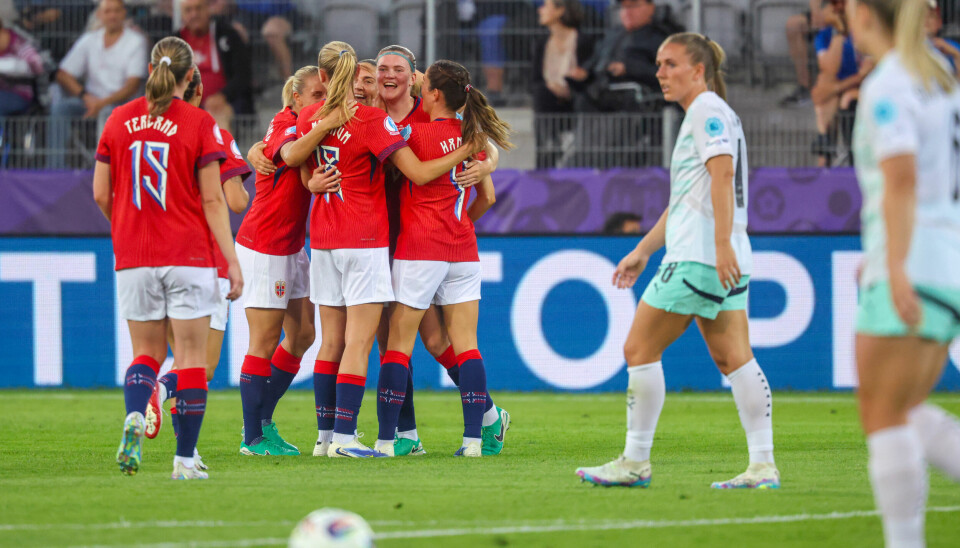 Norsk jubel etter scoring av Signe Gaupset i EM-kampen mot Island.