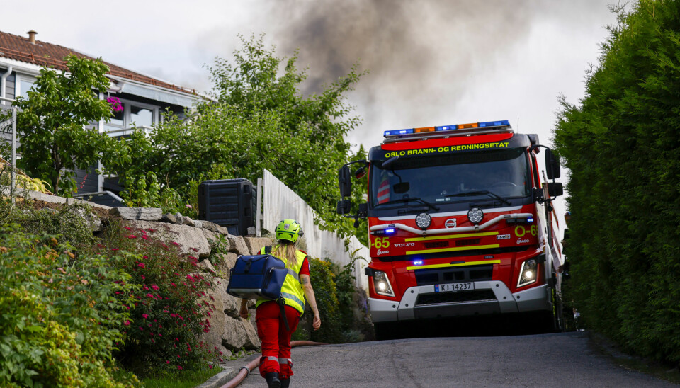 Politiet og brannvesenet er på Mortensrud, der det brenner i flere boenheter i et rekkehus.