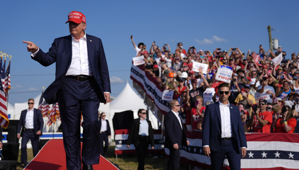 Bildet viser Donald Trump ankomme valgkampmøtet i Butler i Pennsylvania, fulgt av Secret Service. På dette møtet ble Trump skutt i øret på talerstolen.
