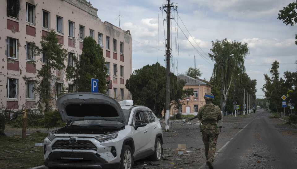 En ukrainsk soldat patruljerer i byen Sudzja i den russiske Kursk-regionen i august i fjor.