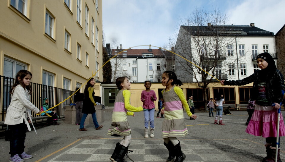 Arkivfoto av lekende barn ved Møllergata skole.