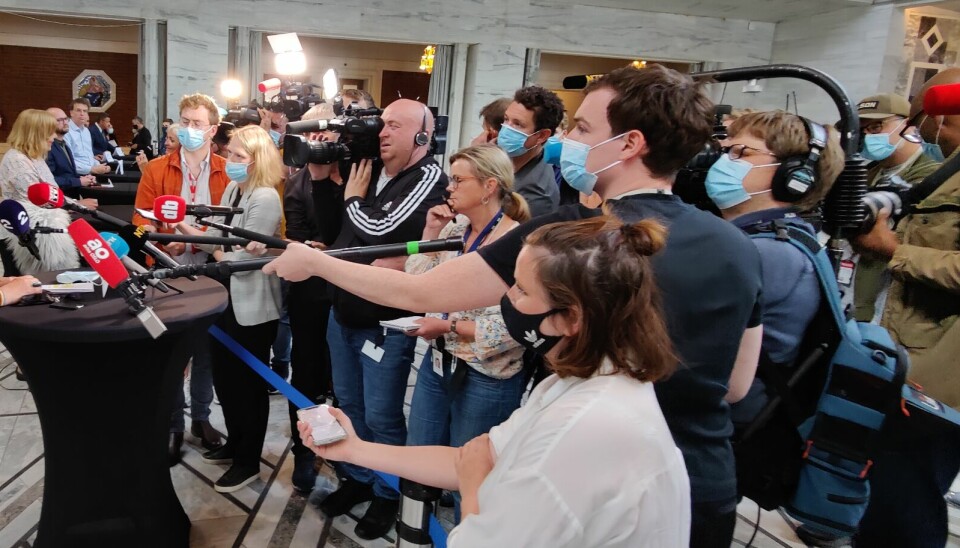 Norske journalister under en pressekonferanse i 2021.