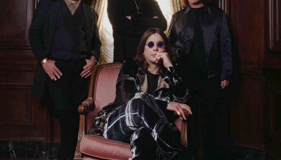 Originalbesetningen av Black Sabbath fotografert i 1998, med Bill Ward, Tony Iommi og Geezer Butler stående bak Ozzy Osbourne.