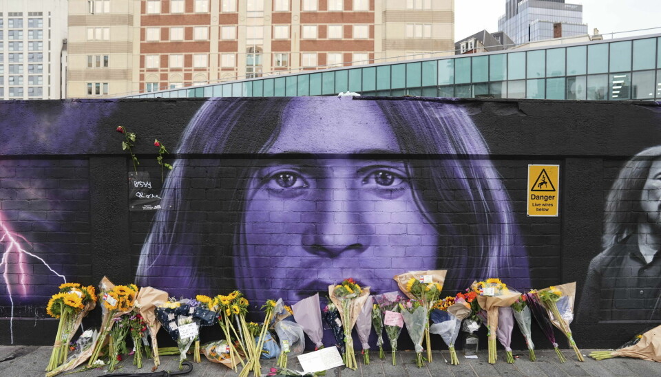 Fansen sørger over Ozzy ved Sabbath-veggen i Birmingham.