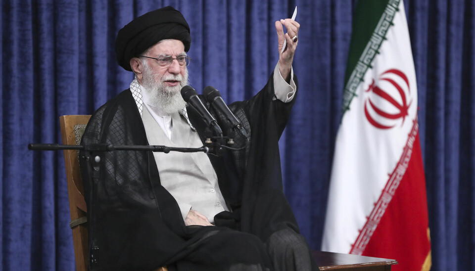 Regimet i Iran hevder dødsstraff kun blir bruk for de mest alvorlige forbrytelsene. Menneskerettsorganisasjoner mener regimet bruker dødsstraff for å spre frykt blant befolkningen. Her Irans øverste leder ayatolla Ali Khamenei fra en tale tidligere i sommer.
