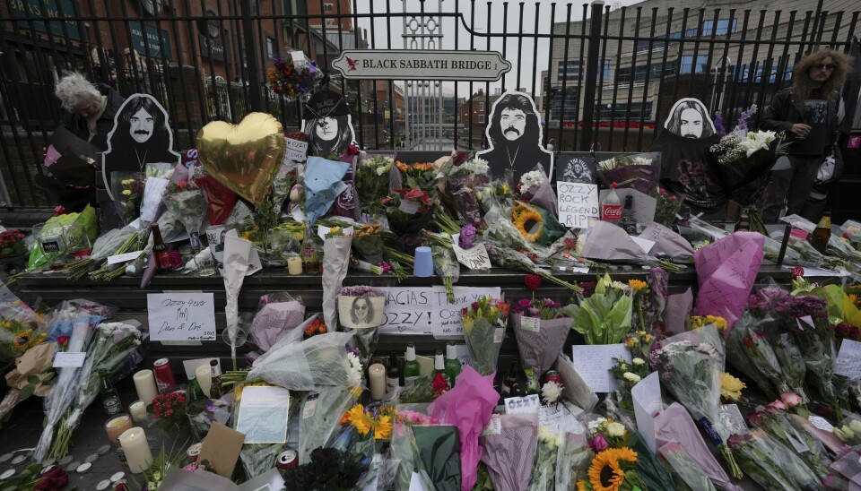 Begravelsesfølget vil stoppe ved Black Sabbath Bridge i Birmingham, ved benken med bilder av legendebandet – der fansen har plassert mange sørgehilsener til Ozzy Osbourne.