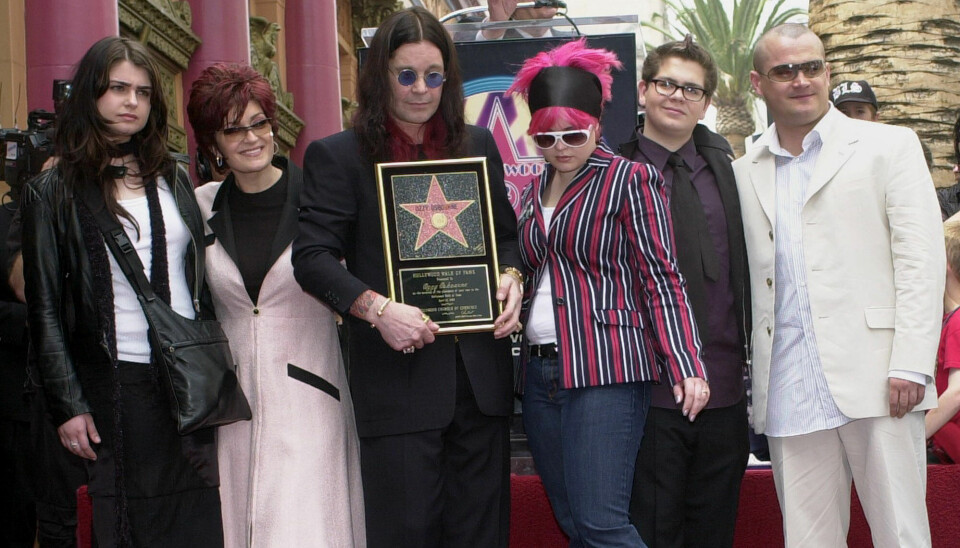 Ozzy Osbourne fotografert med familien da han fikk Hollywood-stjerne i 2002, fra venstre. Aimee, Sharon, Kelly, Jack og Louis.