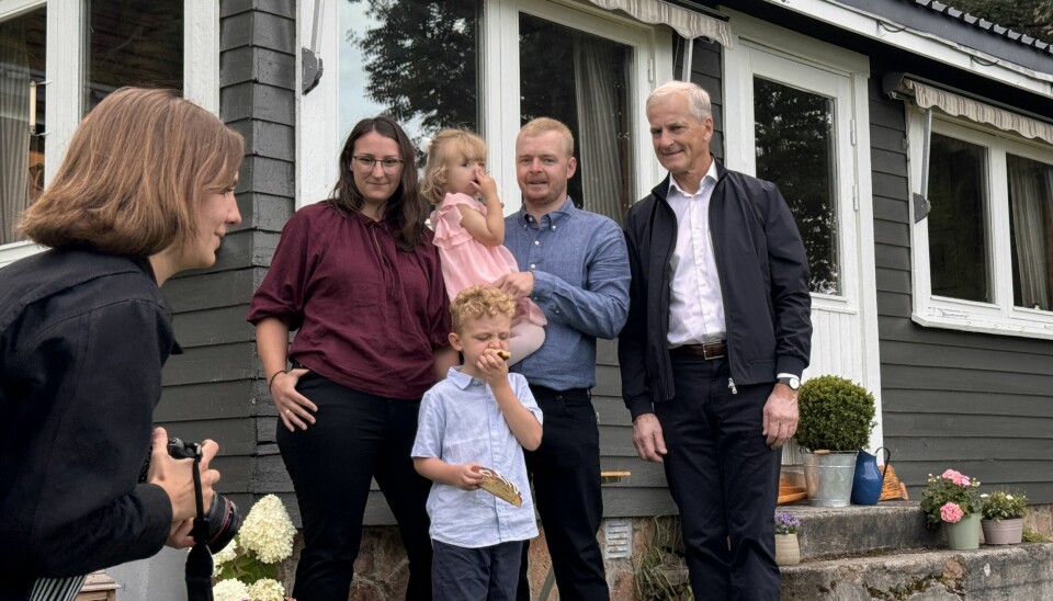 Statsminister Jonas Gahr Støre besøkte denne uken familien Fossum, med Synnøve (3), mor Elfi Synnøve, far Ole-Fredrik, og Hallvard (5), som nå får enda billigere barnehage.