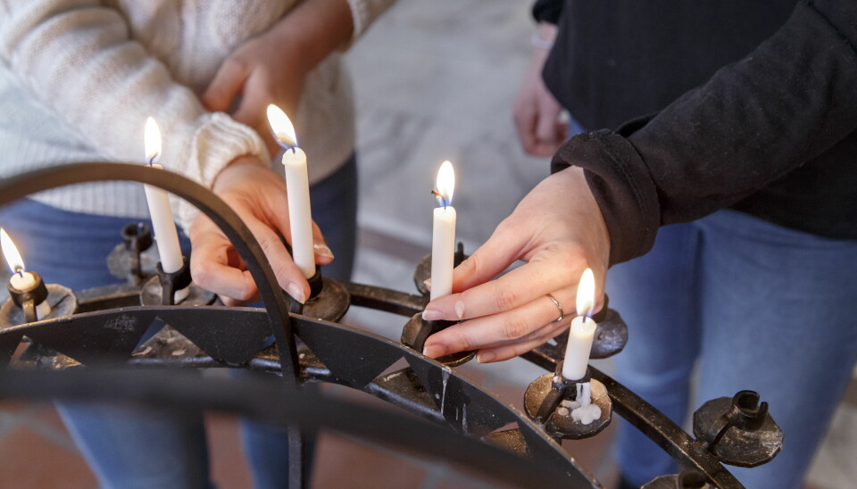 Kirkerådet oppfordrer alle kirker som har mulighet, til å invitere til lystenning og forbønn, for å gi folk en anledning til å gjøre en konkret og symboltung handling ved å tenne lys i en mørk situasjon.