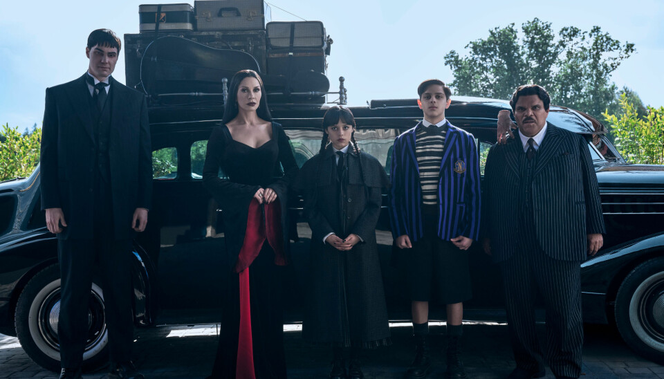 Familien Addams er ikke som andre familier, men favner alskens særheter og annerledeshet. Fra venstre Lurch, Morticia, Wednesday, Pugsley og Gómez Addams.