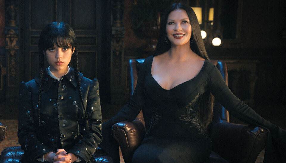 Catherine Zeta-Jones som Morticia Addams og Jenna Ortega som datteren Wednesday Addams.