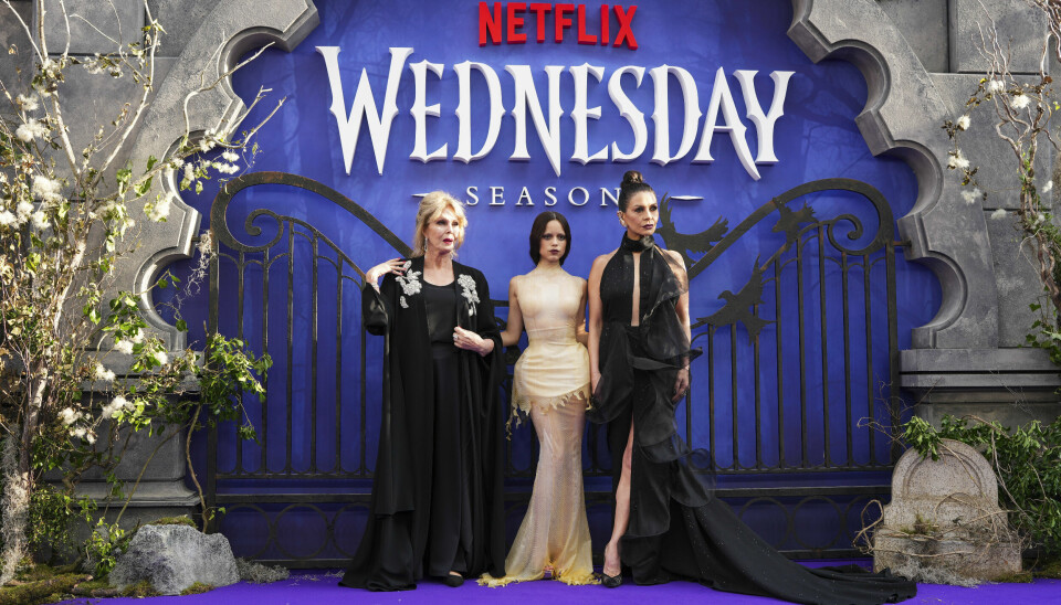 Joanna Lumley, Jenna Ortega og Catherine Zeta-Jones spiller tre generasjoner sterke Addams-kvinner i andre sesong av «Wednesday».